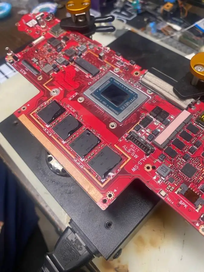 Placa madre ROG en reparación con microsoldadura